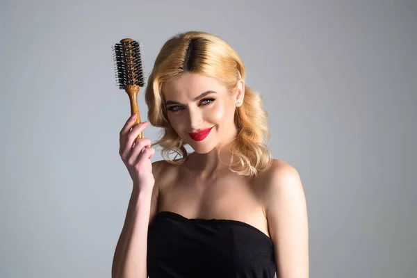 Beautiful Woman Combing Her Hair Studio — Stock Photo, Image