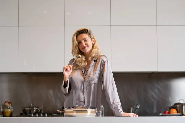 Femme Avec Marmite Faisant Ménage Concept Ménage Femme Cuisinant Dans — Photo