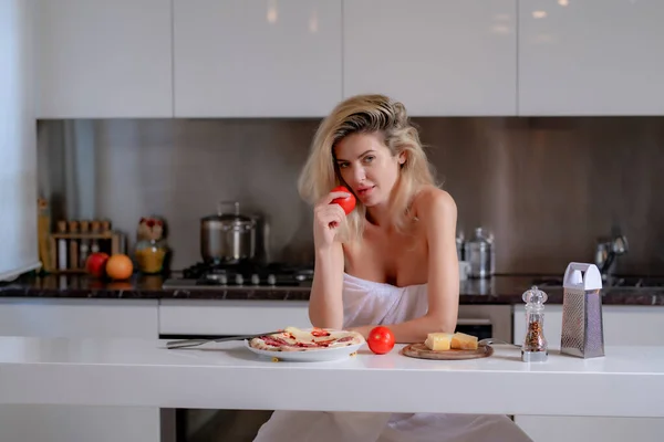 チーズ ソーセージ トマトの材料を持つ女性 キッチンで朝食を食べるセクシーな女性 セクシーなパジャマを身に着けている女性持っています朝食でホームキッチン — ストック写真
