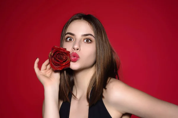 Aşk Hava Öpücüğü Rose Tutan Genç Kadın Yüzünde Kırmızı Gül — Stok fotoğraf