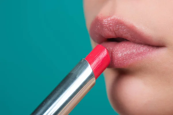 Lipstik Merah Riasan Gemerlap Untuk Bibir Alami Gemuk Lipstik Dan — Stok Foto