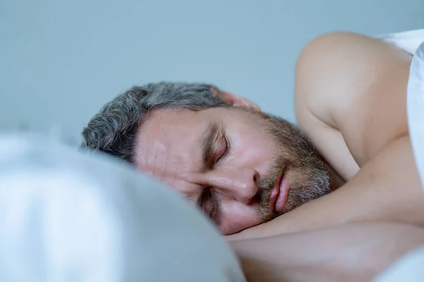 Pria Tidur Tempat Tidur Pemandangan Indah Pria Tampan Tidur Tempat — Stok Foto