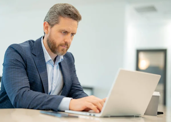 Ofiste Dizüstü Bilgisayarı Olan Bir Adam Ofisteki Takım Elbiseli Adamı — Stok fotoğraf