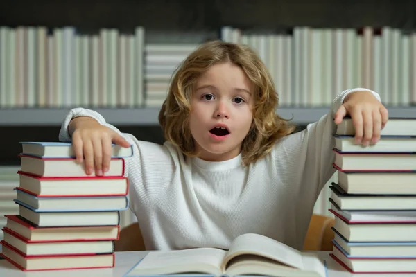 Ausdruck Schulkind Mit Stapeln Von Büchern Wissenstag Junge Macht Hausaufgaben — Stockfoto