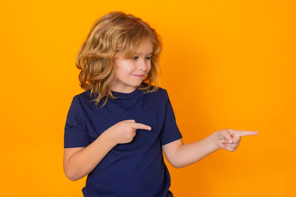 Chłopiec Wskazujący Palcem Żółtym Odizolowanym Tle Studia Zszokowany Dzieciak Wskazujący — Zdjęcie stockowe