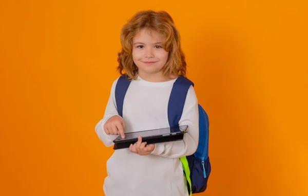 Smart Barn Klog Skoledreng Skolebørn Med Tablet Isoleret Gul Baggrund - Stock-foto
