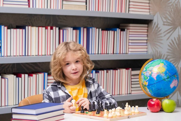 Dítě Hraje Škole Šachy Kluk Hraje Šachy Dítě Přemýšlí Šachovnice — Stock fotografie