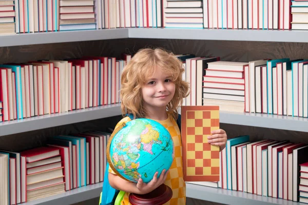Schuljunge Mit Weltkugel Und Schach Kindheit Schule Und Kinder Nettes — Stockfoto