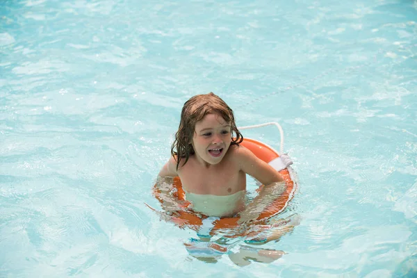 Dzieciak Pływa Basenie Wakacje Chłopak Dobrze Się Bawi Aquaparku Szczęśliwe — Zdjęcie stockowe