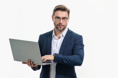 Milenyum takım elbiseli adam stüdyoda dizüstü bilgisayarla çalışıyor. İspanyol adam laptoptan bilgi kontrol ediyor, dizüstü bilgisayardan bilgi yazıyor. Bilgisayarlarda bilgi arayan orta yaşlı bir adam