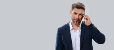 Takım elbiseli bir iş adamı cep telefonundan izliyor. Akıllı telefon kullanan yakışıklı adam, SMS mesajı yaz. Sosyal ağ. Başlık için afiş, kopyalama alanı. Web tasarımı için poster