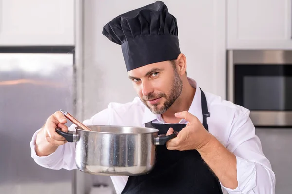 キッチンの鍋で男性料理人やシェフ料理 グルメ料理の準備のプロセス 鍋を使用して 台所で自宅で男料理 料理長 ハンサムなシェフ料理のコンセプト — ストック写真