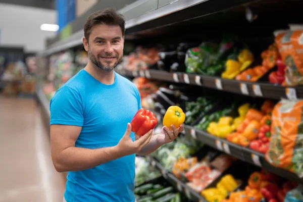 Retrato Hombre Con Carrito Compras Lleno Verduras Frescas Una Tienda —  Fotos de Stock
