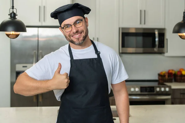 料理と料理のコンセプト シェフはキッチンで一様に調理します 幸せなシェフは親指で調理します ベレー帽で料理人の肖像画 料理のコンセプト — ストック写真