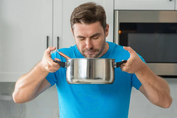 Hombre Cocina Cocina Chef Cocinero Prepara Plato Con Comida Cacerola —  Fotos de Stock