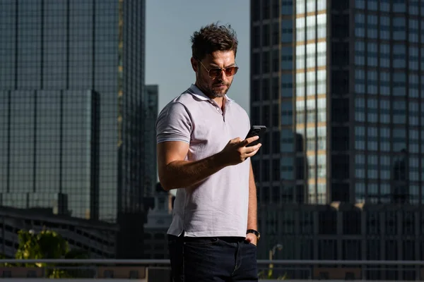 Retrato Homem Bonito Confiante Conversando Telefone Cidade Tipo Falar Telefone — Fotografia de Stock