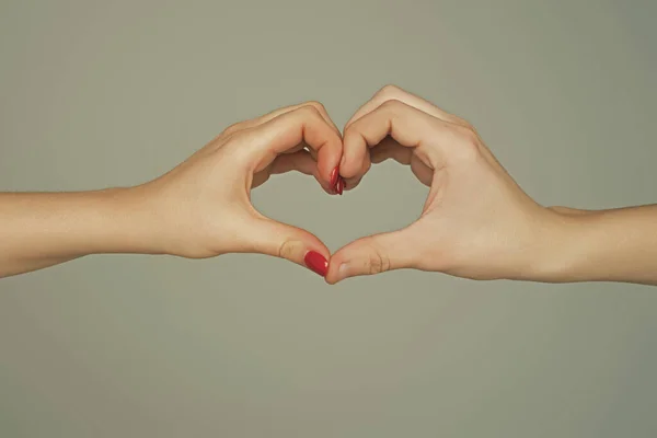 女性と男性の手の心の形で 愛の心の形をした手 手から心臓を 男性と女性が心の中で愛を形成します 指で心臓にサイン バレンタインデーの愛 愛のサインだ チャリティー — ストック写真