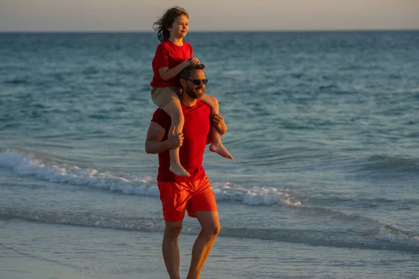Vater Und Sohn Gehen Strand Spazieren Konzept Der Freundlichen Familie — Stockfoto