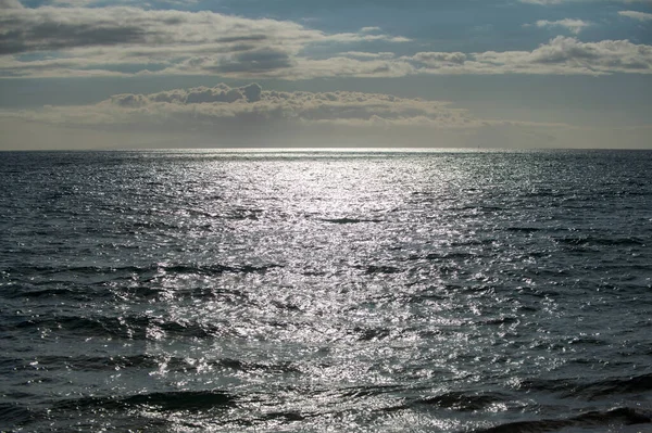 海の抽象的またはさざ波状の水のテクスチャの背景 スプラッシュや波で穏やかな水面の質感 抽象的な自然背景 青い海の水面 — ストック写真