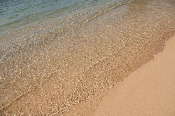 Strand Met Goudkleurig Zand Turquoise Oceaan Water Panoramisch Uitzicht Zee — Stockfoto
