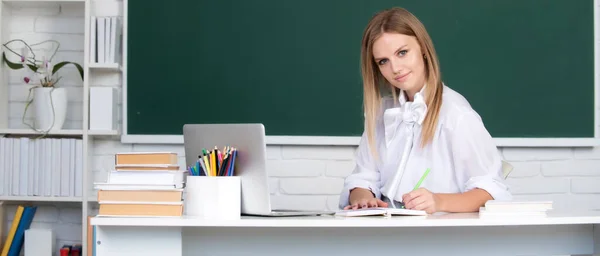 Vrouwelijke Student Schrijven Notebook Klas Voor Bereiden Een Examen — Stockfoto