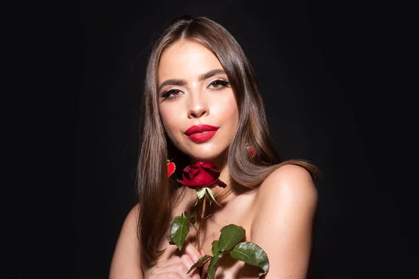 Vacker Kvinna Ansikte Och Blomma Flicka Och Röd Ros Närbild — Stockfoto