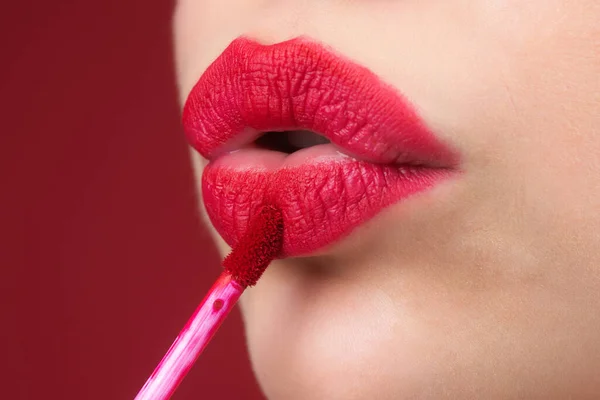 涂口红 用亮丽的口红涂唇 唇矫正的概念 丰满的唇上有光滑的口红 女用手涂口红 — 图库照片