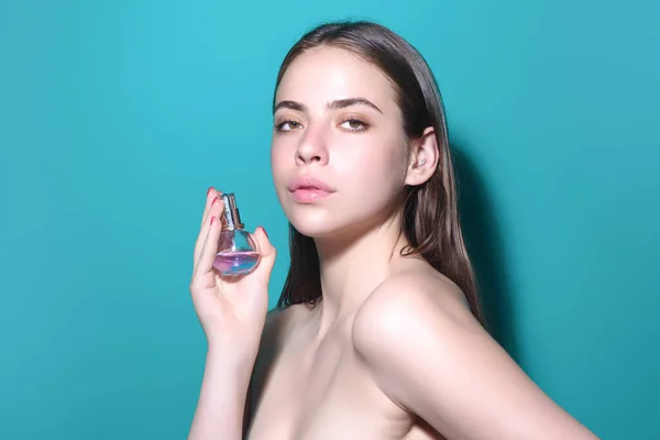 Chica Sexy Usando Parfume Joven Mujer Hermosa Con Una Botella —  Fotos de Stock