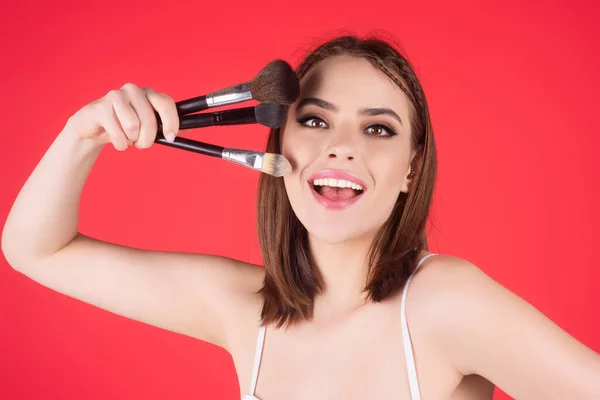 Young Woman Applies Powder Face Using Makeup Brush Beautiful Girl — ストック写真
