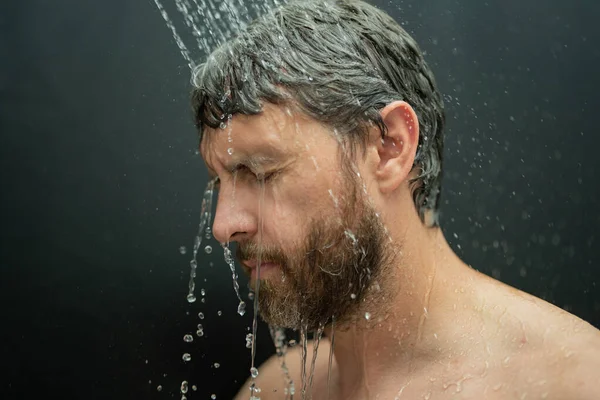 男の洗髪 肖像画を閉じます バスルームで男の入浴シャワー洗髪頭 男性モデルシャワーで髪を洗う シャワーを浴びてセクシーな男 シャワーを浴びてる 男性シャンプーと洗髪のコンセプト — ストック写真