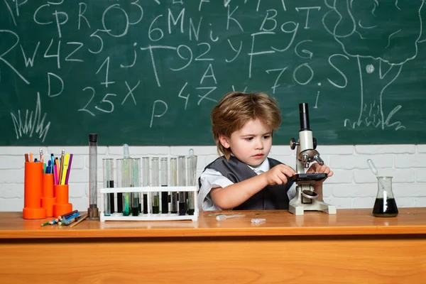 Kémiai Kísérletem Első Osztály Tudás Napja Boldog Kis Tudós Kísérletezik — Stock Fotó