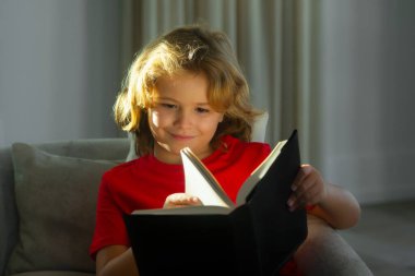 Kitap okuma çocuk konsepti. Çocuk evde kitap okuyor.