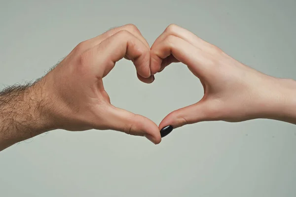 男性和女性的手是心形的 手的形状是爱的心 我的心都碎了爱 友谊的概念 男人和女人因爱情而心连心 手牵手表示心形符号 — 图库照片
