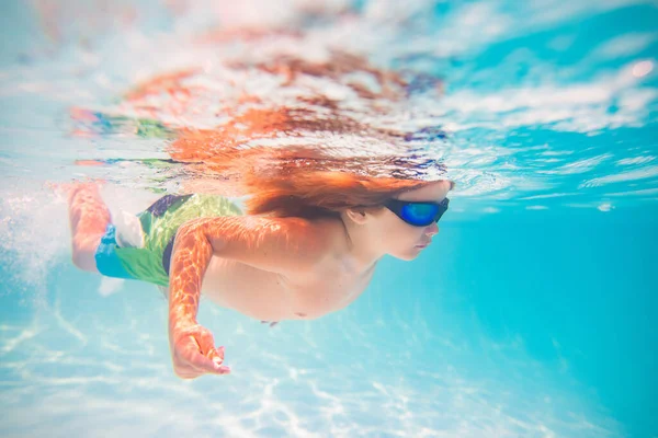 Niño Nadando Bajo Agua Piscina Verano Concepto Vacaciones Verano Los —  Fotos de Stock