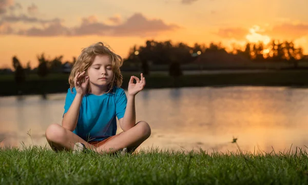 Kid Calma Relajarse Fondo Naturaleza Niño Medita Mientras Practica Yoga — Foto de Stock