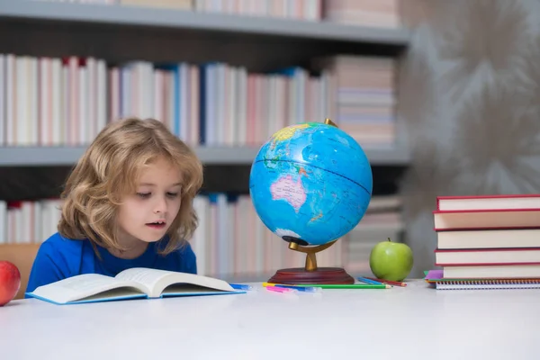 Basisschooljongen Hij Leest Boeken Bibliotheek Schooljongen Met Boek Schoolbibliotheek Literatuur — Stockfoto