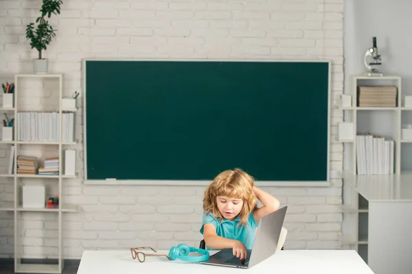 Ein Intelligenter Schuljunge Sitzt Tisch Schreibt Hausaufgaben Oder Bereitet Sich — Stockfoto