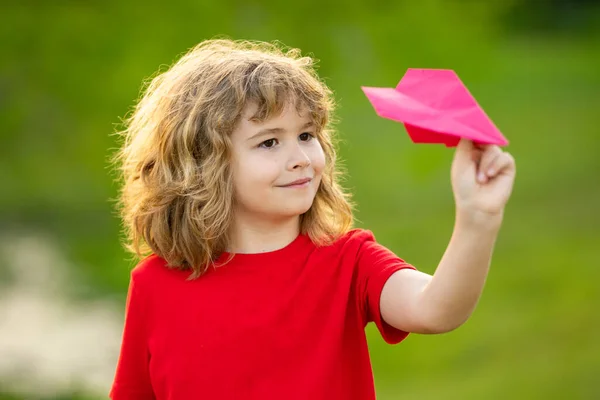 Ребенок Играет Бумажным Самолетом Милый Ребенок Бросает Бумажный Самолет Парке — стоковое фото