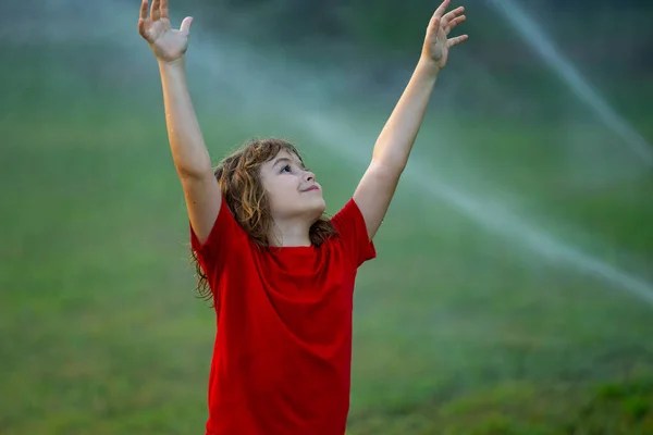 Child Playing Summer Backyard Water Fun Garden Kid Play Water — Stock Photo, Image