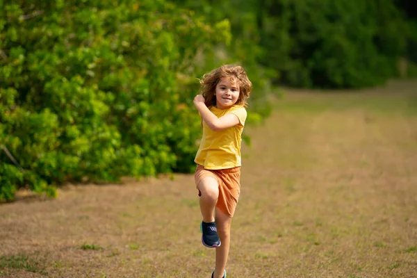 Parkta Koşan Gülümseyen Genç Bir Çocuk Aktif Küçük Çocuk Boş — Stok fotoğraf