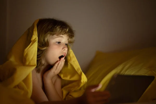 Cute Little Kid Lying Blanket Tablet Surprised Kid Bed Blanket — Stock Photo, Image