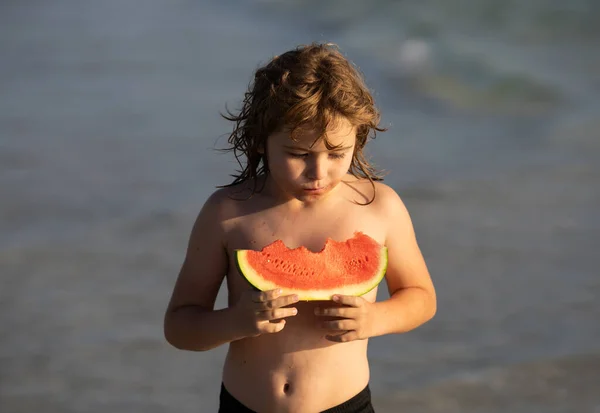 Schattig Klein Kind Dat Een Lekkere Watermeloen Eet Joyful Kind — Stockfoto