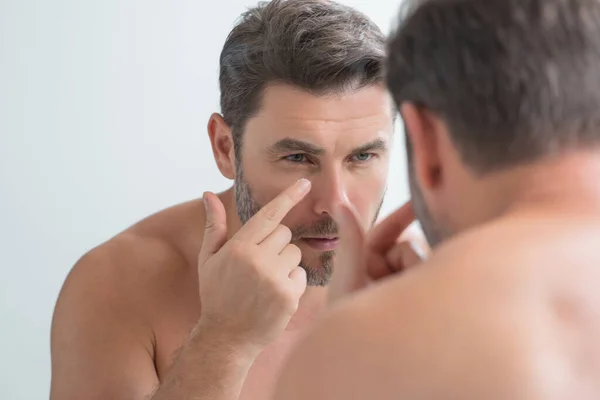 白人美容師は健康な肌 男性のスキンケアの概念のための保湿顔のバームを使用します 男性の美しさとスキンケアの肖像画 シェービング後の健康的なきれいな顔 顔の治療 スキンケアの概念 — ストック写真