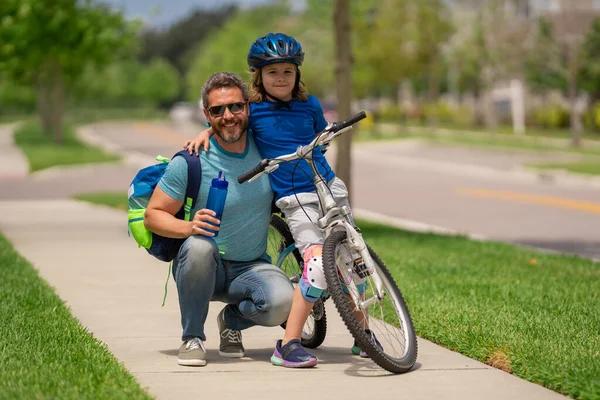 Vatertagskonzept Vater Und Sohn Mit Fahrradhelm Lernen Fahrradfahren Vater Und — Stockfoto