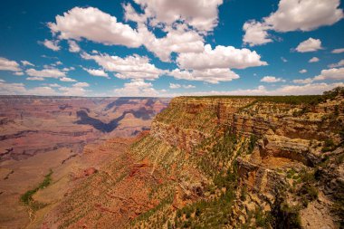 Kuzey Halkası. Kızıl kaya kanyonu, kayalık dağlar. Büyük Kanyon 'un manzarası. Arizona 'daki panoramik manzara Ulusal Parkı