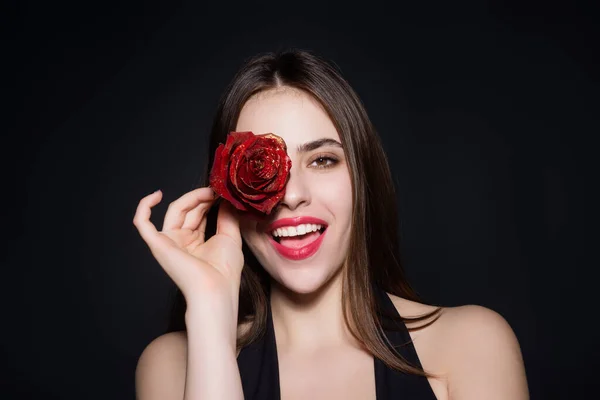 Pretty Woman Red Lips Fashion Makeup Roses Posing Studio Beauty —  Fotos de Stock