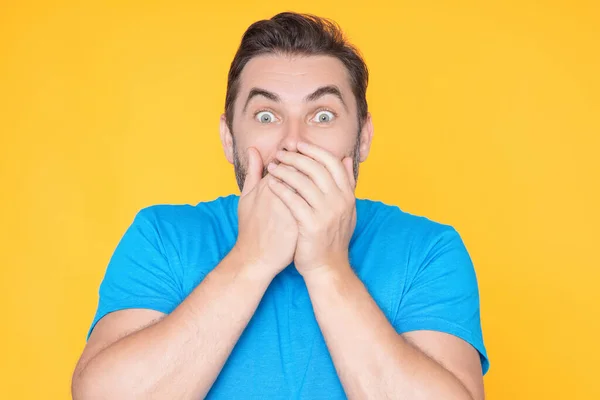 Retrato Estudio Hombre Sorprendido Hombre Sorprendido Camiseta Azul Gritando Wow — Foto de Stock