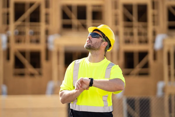 Trabajador Construcción Con Casco Hardhat Sitio Construcción Ingeniero Uniforme Constructor — Foto de Stock