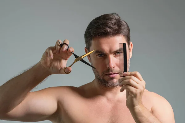 Mens Hairstyle Haircut Male Hispanic Model Scissors Cut Hair Mens — Stock Photo, Image