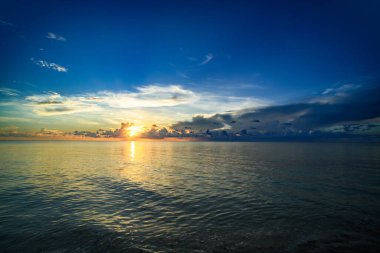 Denizde gün batımı güzel bulutlarla. Tropikal sahilde gün doğumu denizi. Güzel bir sahil manzarası. Denizde güzel bir gün batımı. Gökyüzünde gün batımı arkaplanı renkli bulutlarla